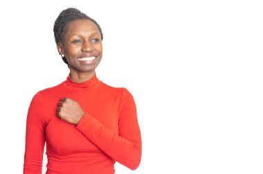 Afrikalı kadın elleriyle göğsüne dokunuyor. İzole edilmiş beyaz arkaplan