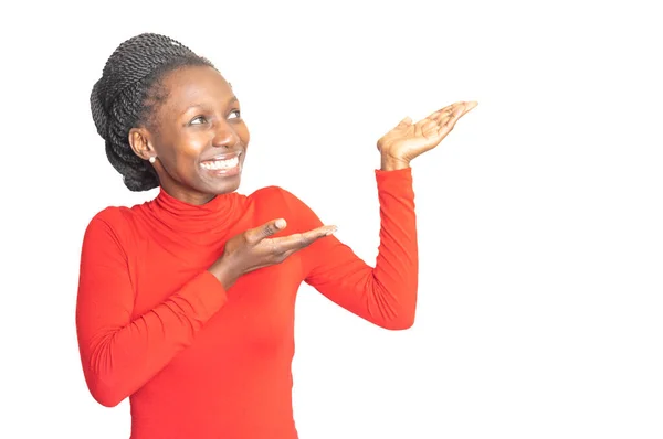Joven Mujer Africana Señalando Derecha Para Anuncio Fondo Blanco Aislado — Foto de Stock