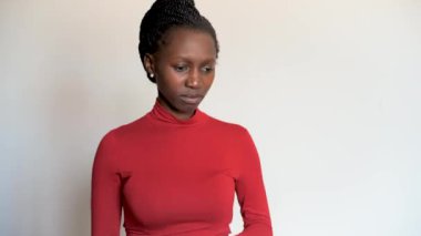 Genç Afrikalı kadın öksürüyor ve ağzını kapatıyor. İzole edilmiş beyaz arkaplan