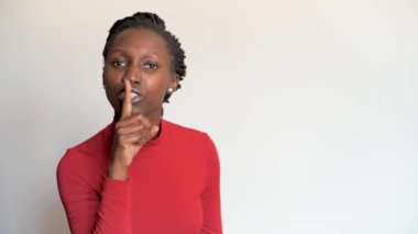 Genç bir kadın parmağıyla 