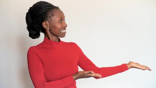 年轻的非洲女人指着正确的广告 孤立的白色背景 — 图库视频影像