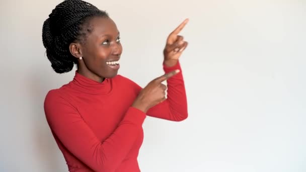 Молодая Африканская Женщина Указывающая Прямо Объявление Изолированный Белый Фон — стоковое видео