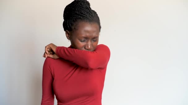 年轻的非洲女人咳嗽着 捂着嘴 孤立的白色背景 — 图库视频影像