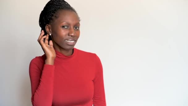 Молодая Африканская Женщина Руками Ухе Сигнализирует Изолированный Белый Фон — стоковое видео