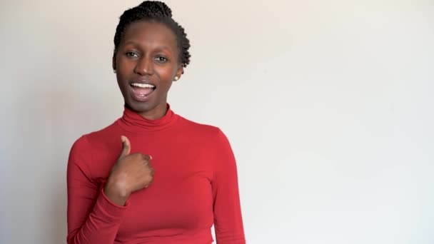 Afrikansk Kvinna Vidrör Bröstet Med Händerna Riktade Mot Kameran Att — Stockvideo