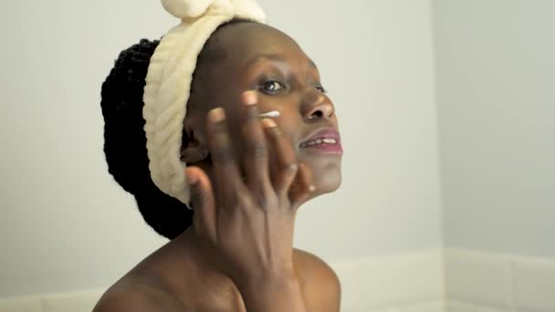 Jonge Afrikaanse Vrouw Doet Dagelijkse Cosmetische Huidverzorging Routine Aanbrengen Lotion — Stockvideo