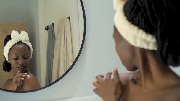 Fiatal Afrikai Napi Kozmetikai Bőrápolási Gyakorlatot Végez Miközben Tükörbe Néz — Stock videók