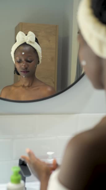 Mladá Africká Žena Provádí Každodenní Kosmetickou Péči Pleť Zatímco Dívá — Stock video
