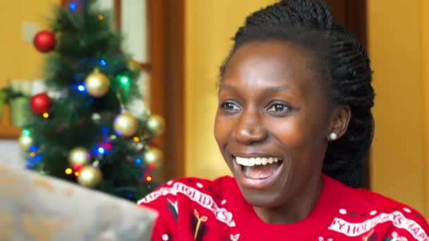 Glad Ung Afrikansk Kvinna Glada Att Inslagen Gåva Framför Julgran — Stockvideo