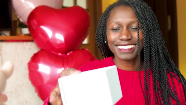 情人节期间带着礼物的年轻女人有一个大大的心形气球背景 — 图库视频影像