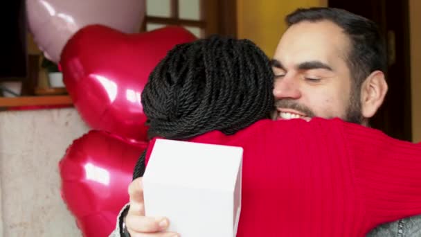 Happy Interracial Couple Enjoying Hugging Front Some Heart Shapped Balloons — Vídeo de Stock