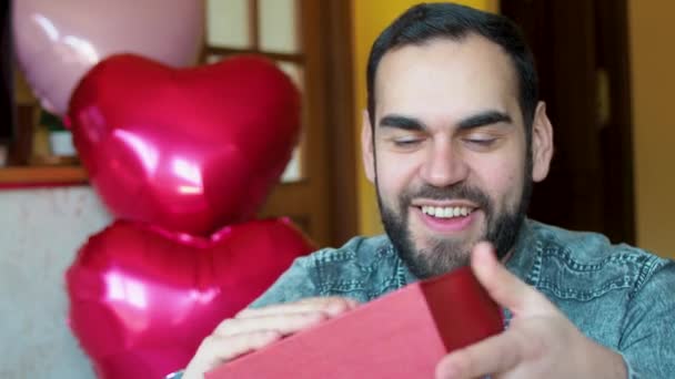 Молодой Бородатый Мужчина Получает Подарок Красной Коробки День Святого Валентина — стоковое видео