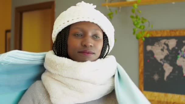 Ung Kvinna Täcka Sig Med Filt För Att Bekämpa Kall — Stockvideo