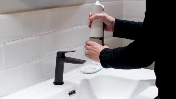 不劳而获的口腔健康 浴室水池中的妇女灌装水箱 — 图库视频影像