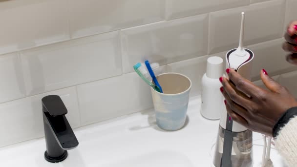 Молодая Женщина Руки Изменения Домашней Зубной Воды Зубной Нитью Наконечник — стоковое видео