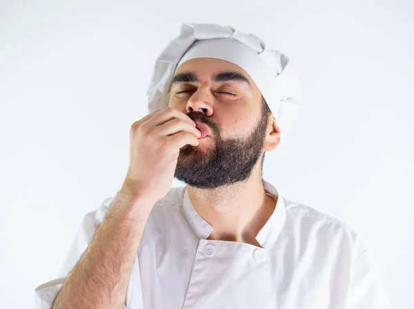 Jovem Chef Masculino Fazendo Gesto Delicioso Isolado Sobre Fundo Branco — Fotografia de Stock