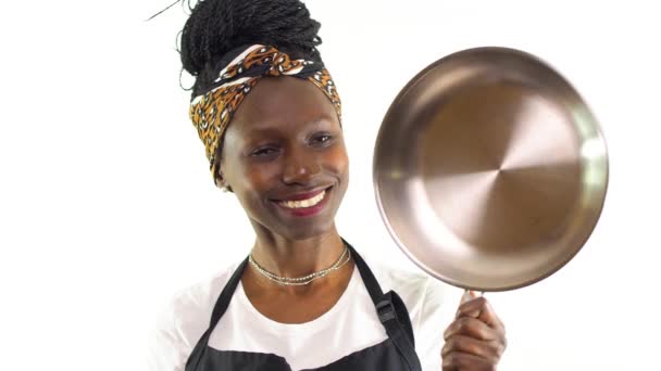 Молода Жінка Кухарка Показує Нержавіючу Сковороду Посміхаючись Дивлячись Камеру Ізольовані — стокове відео