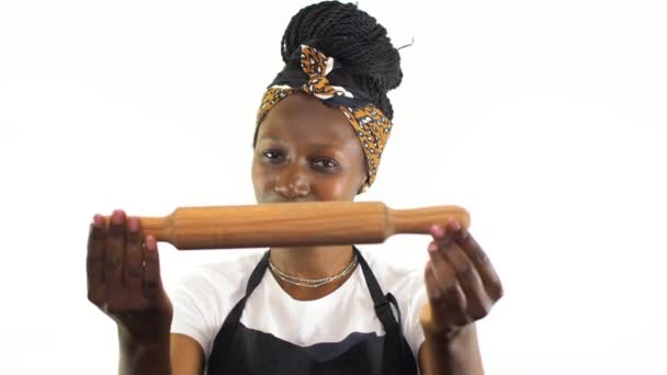 Jovem Chef Feminino Mostrando Rolo Enquanto Sorri Olhando Para Câmera — Vídeo de Stock