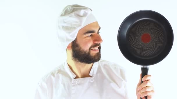年轻的男性厨师展示一个不锈钢锅和一个不粘锅 被白色背景隔离 — 图库视频影像