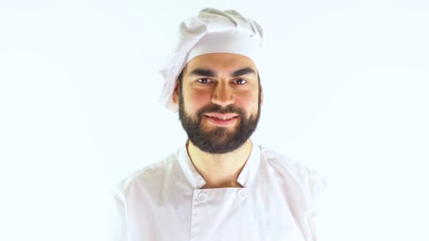 Молодий Чоловічий Шеф Кухар Показує Нержавіючу Сковороду Посміхаючись Дивлячись Камеру — стокове відео