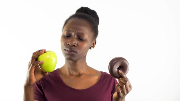 Młoda Kobieta Wybierająca Między Zdrową Żywnością Niezdrową Żywnością Izolowaną Białym — Wideo stockowe