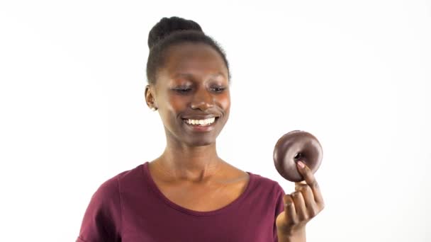 Młoda Kobieta Pokazuje Niezdrowe Jedzenie Taśmę Odizolowaną Białym Tle — Wideo stockowe