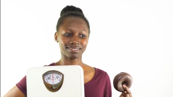Jovem Mulher Escolhendo Entre Balança Peso Junk Food Isolado Fundo — Vídeo de Stock
