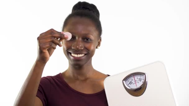 Mladá Žena Ukazující Váhovou Stupnici Měřicí Pásku Izolované Bílém Pozadí — Stock video
