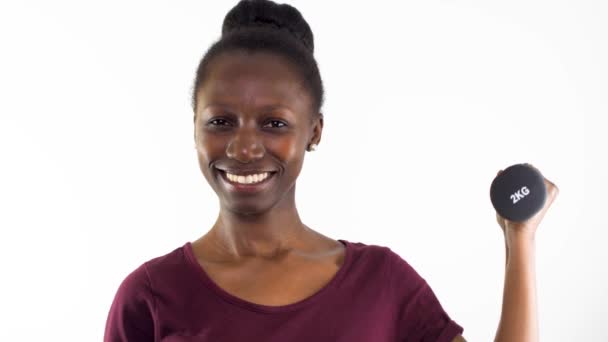 Mujer Joven Mostrando Una Escala Peso Aislada Sobre Fondo Blanco — Vídeo de stock