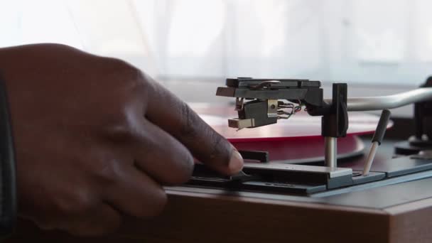一只雌性手的细部把针放在红色乙烯唱片的痕迹上 复古转盘 — 图库视频影像