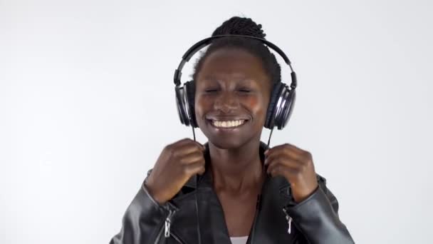 Jeune Femme Portant Une Veste Cuir Aide Écouteurs Tout Appréciant — Video