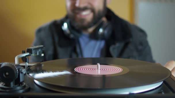 Młody Człowiek Używający Słuchawek Podczas Odtwarzania Płyty Winylowej Zabytkowym Gramofonie — Wideo stockowe
