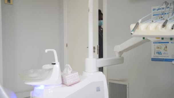 Tânăra Femeie Dentist Pregătirea Materialelor Înainte Operație — Videoclip de stoc