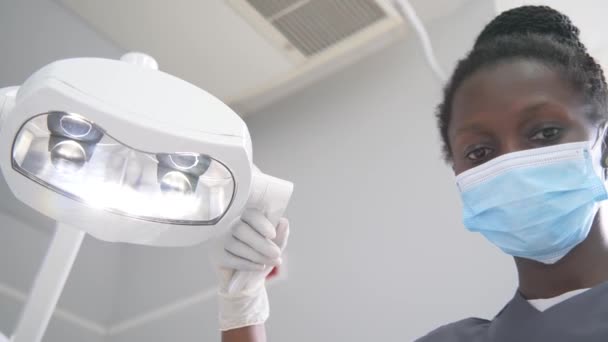 若い女性歯科医 マスクを着用し カメラを見る前に材料を準備する — ストック動画