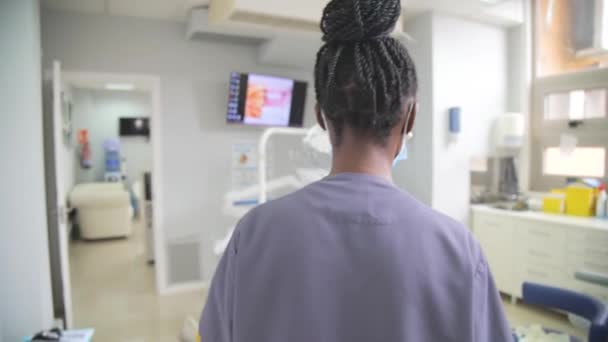 若い女性歯科医手術前に材料を準備する — ストック動画