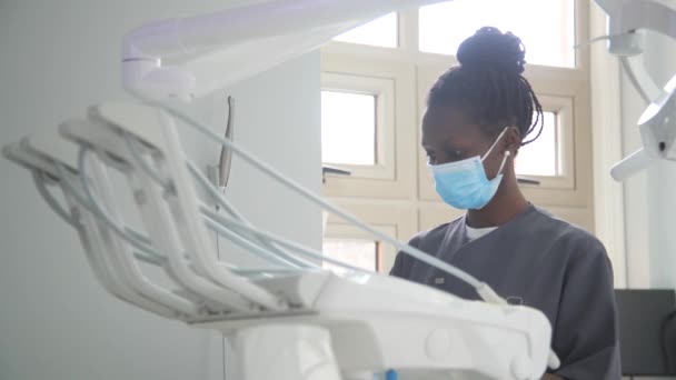 若い女性歯科医手術前に材料を準備する — ストック動画