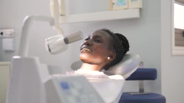 Ung Kvinnlig Patient Tandläkarmottagning — Stockvideo