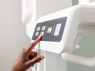 Genç dişçi parmak ameliyattan önce malzemeleri hazırlıyor.