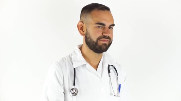 Jonge Mannelijke Dokter Kruist Zijn Armen Terwijl Hij Lacht Kijkend — Stockvideo
