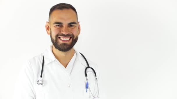 Joven Médico Masculino Pulgares Hacia Arriba Mientras Sonríe Mirando Cámara — Vídeo de stock