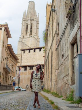 Doğanın tadını çıkaran genç bir kadın.