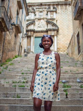 Doğanın tadını çıkaran genç bir kadın.