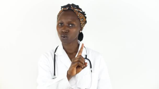 Doctora Joven Mirando Cámara Mientras Dice Aislado Sobre Fondo Blanco — Vídeos de Stock