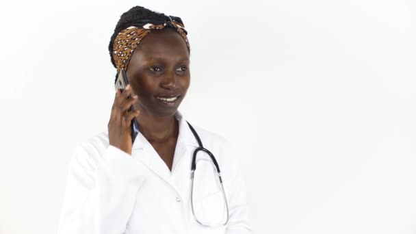 Fiatal Női Orvos Beszél Telefonján Elszigetelt Fehér Háttér — Stock videók