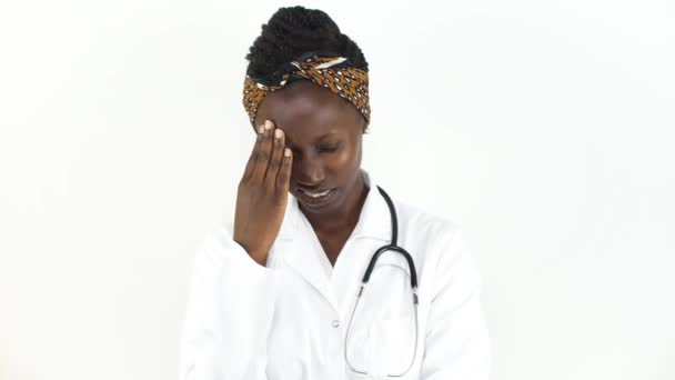 Doctora Mujer Estresada Joven Mirando Cámara Aislado Sobre Fondo Blanco — Vídeos de Stock