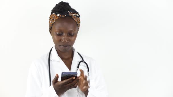Jovem Médica Digitando Seu Telefone Isolado Fundo Branco — Vídeo de Stock