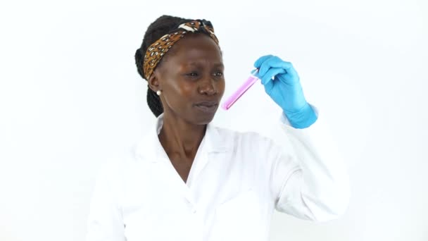 白い背景で隔離されたテスト管の液体のサンプルを点検する若い女性科学者 — ストック動画