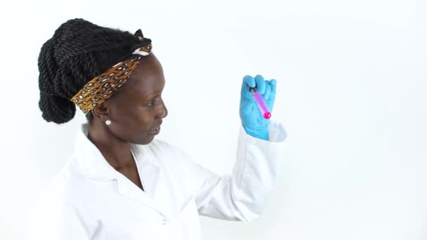 白い背景で隔離されたテスト管の液体のサンプルを点検する若い女性科学者 — ストック動画