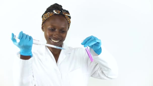 マイクロピペットを使用した若い女性科学者で 白い背景に隔離された試験管から液体サンプルを抽出 — ストック動画