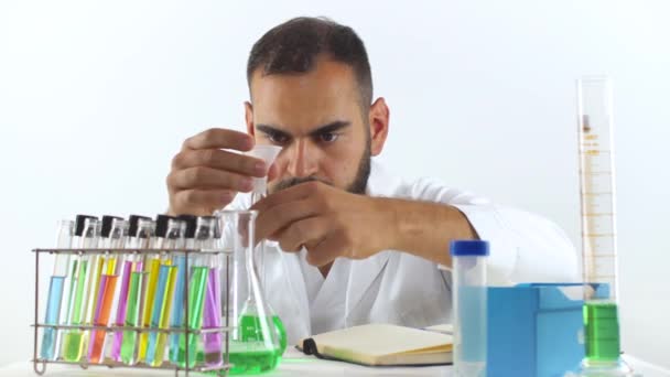 Jonge Mannelijke Wetenschapper Een Laboratorium Die Een Vloeibaar Monster Uit — Stockvideo